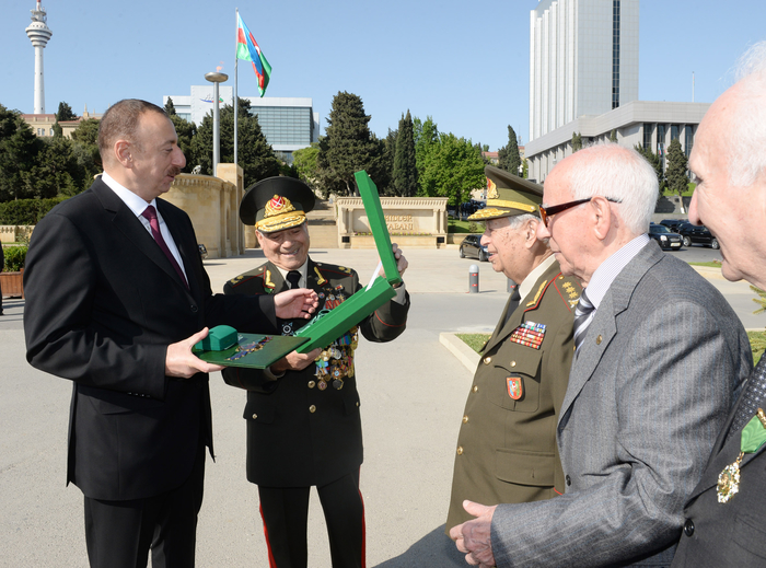 Azerbaijani president attends Victory Day ceremony in Baku (PHOTO)