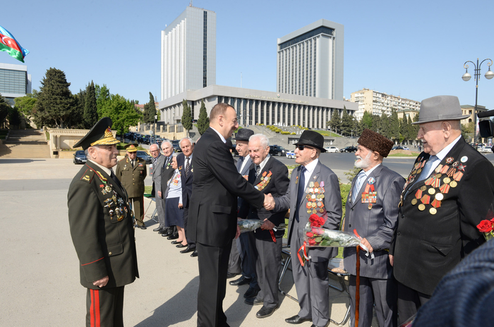 Azerbaijani president attends Victory Day ceremony in Baku (PHOTO)