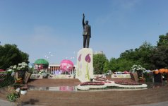Azerbaijani president, his spouse attend Flower Festival in Baku (PHOTO)
