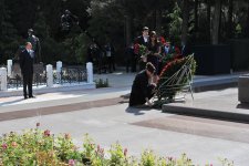 Ilham Aliyev, his spouse pay tribute to Azerbaijani national leader Heydar Aliyev (UPDATE)