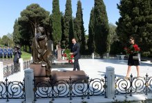 Ilham Aliyev, his spouse pay tribute to Azerbaijani national leader Heydar Aliyev (UPDATE)