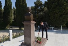 Ilham Aliyev, his spouse pay tribute to Azerbaijani national leader Heydar Aliyev (UPDATE)