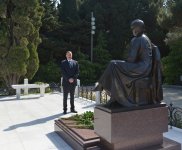 Ilham Aliyev, his spouse pay tribute to Azerbaijani national leader Heydar Aliyev (UPDATE)
