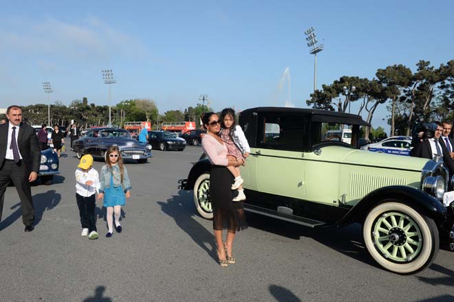 Vintage cars rally in Baku commemorates national leader Heydar Aliyev’s 91st anniversary