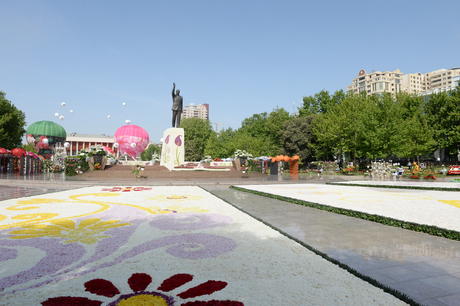 Azerbaijani president, his spouse attend Flower Festival in Baku (PHOTO)