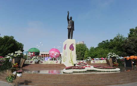 Azerbaijani president, his spouse attend Flower Festival in Baku (PHOTO)