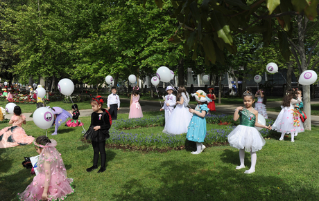 Azerbaijani president, his spouse attend Flower Festival in Baku (PHOTO)