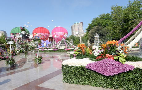 Azerbaijani president, his spouse attend Flower Festival in Baku (PHOTO)