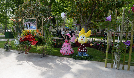 Azerbaijani president, his spouse attend Flower Festival in Baku (PHOTO)