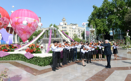 Azerbaijani president, his spouse attend Flower Festival in Baku (PHOTO)