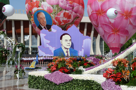 Azerbaijani president, his spouse attend Flower Festival in Baku (PHOTO)