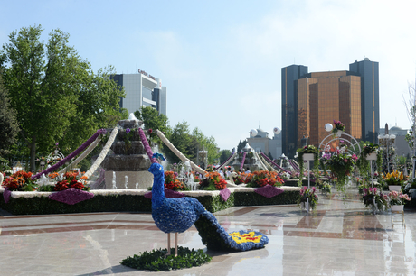 Azerbaijani president, his spouse attend Flower Festival in Baku (PHOTO)