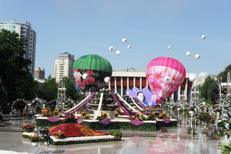 Azerbaijani president, his spouse attend Flower Festival in Baku (PHOTO)