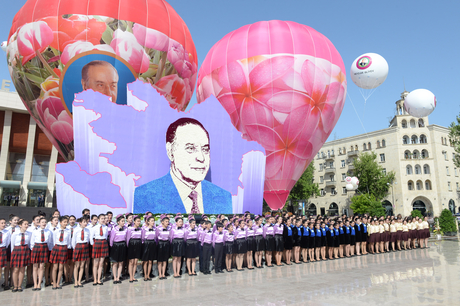 Azerbaijani president, his spouse attend Flower Festival in Baku (PHOTO)