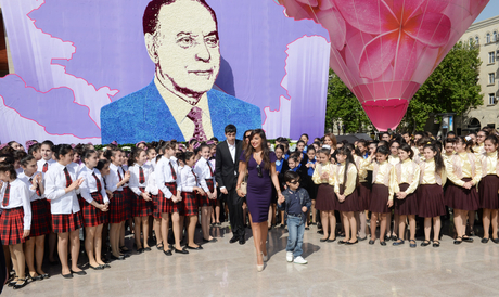 Azerbaijani president, his spouse attend Flower Festival in Baku (PHOTO)