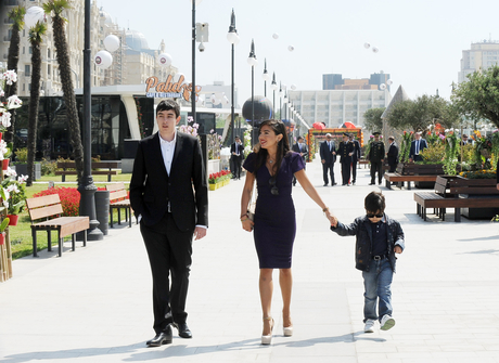 Azerbaijani president, his spouse attend Flower Festival in Baku (PHOTO)