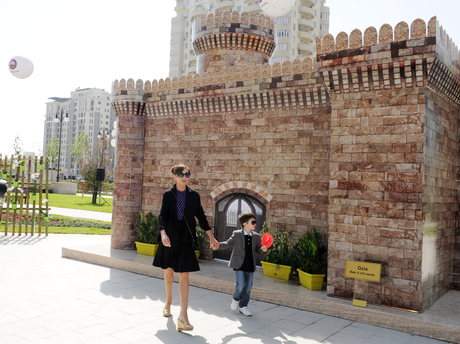 Azerbaijani president, his spouse attend Flower Festival in Baku (PHOTO)