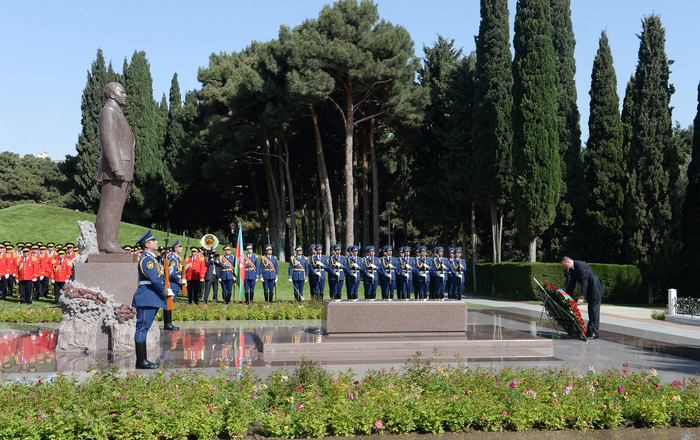 Ilham Aliyev, his spouse pay tribute to Azerbaijani national leader Heydar Aliyev (UPDATE)