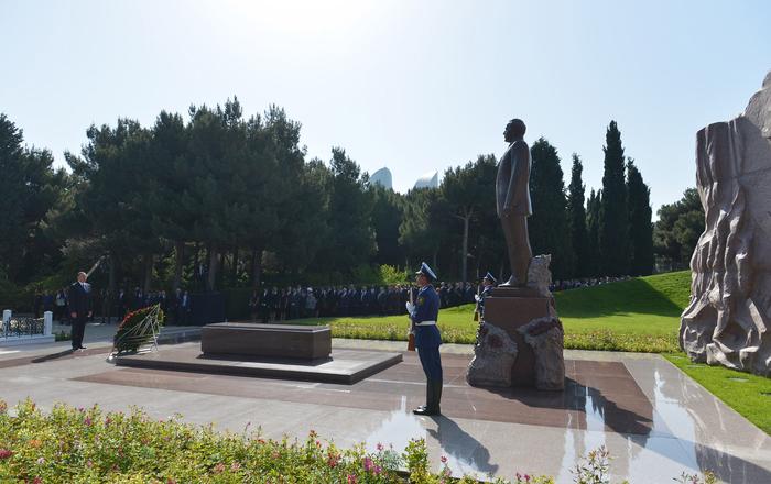 Ilham Aliyev, his spouse pay tribute to Azerbaijani national leader Heydar Aliyev (UPDATE)