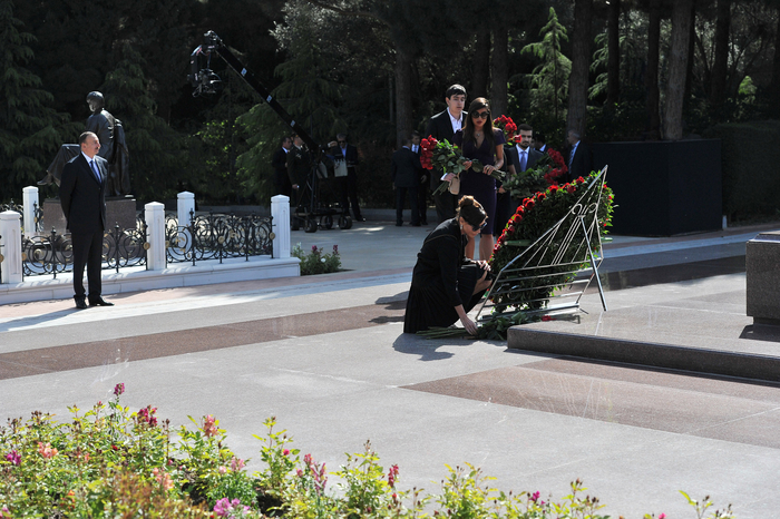 Ilham Aliyev, his spouse pay tribute to Azerbaijani national leader Heydar Aliyev (UPDATE)