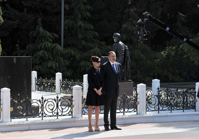 Ilham Aliyev, his spouse pay tribute to Azerbaijani national leader Heydar Aliyev (UPDATE)