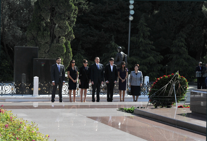 Ilham Aliyev, his spouse pay tribute to Azerbaijani national leader Heydar Aliyev (UPDATE)