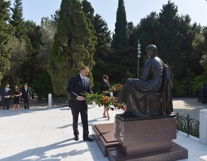Ilham Aliyev, his spouse pay tribute to Azerbaijani national leader Heydar Aliyev (UPDATE)