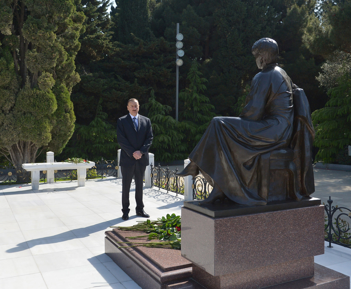 Ilham Aliyev, his spouse pay tribute to Azerbaijani national leader Heydar Aliyev (UPDATE)
