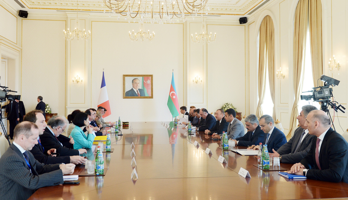 Aliyev, Hollande hold expanded meeting; praise Azerbaijan-France relations