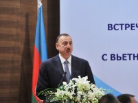 President Aliyev meets with Vietnamese students educated in Azerbaijan (PHOTO)