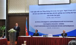 President Aliyev meets with Vietnamese students educated in Azerbaijan (PHOTO)