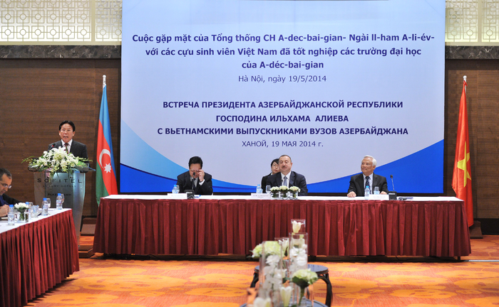 President Ilham Aliyev met in Hanoi with Vietnamese students educated in Azerbaijan