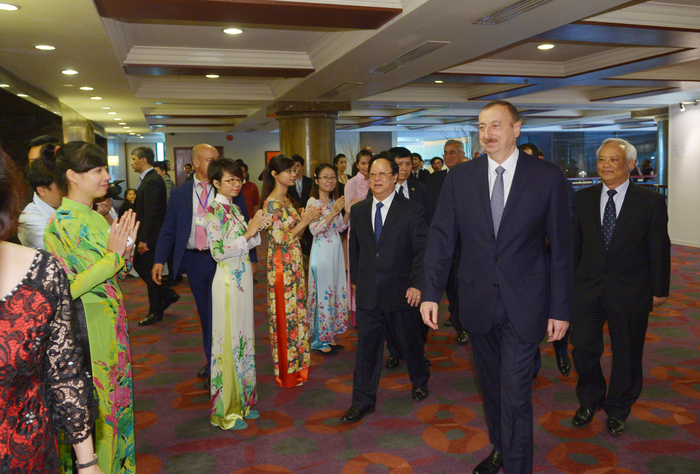 President Aliyev meets with Vietnamese students educated in Azerbaijan (PHOTO)