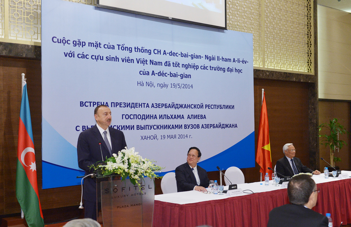 President Aliyev meets with Vietnamese students educated in Azerbaijan (PHOTO)