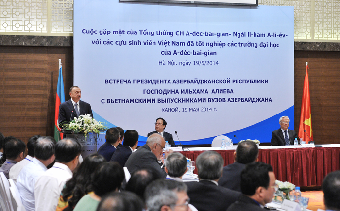 President Aliyev meets with Vietnamese students educated in Azerbaijan (PHOTO)