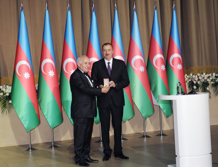 Azerbaijani president and his spouse attend official reception on occasion of Republic Day