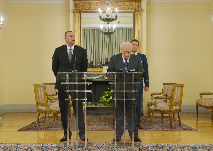 President Ilham Aliyev and Greek President Karolos Papoulias made statements for the press