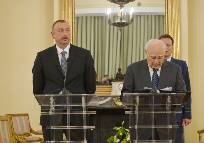 President Ilham Aliyev and Greek President Karolos Papoulias made statements for the press