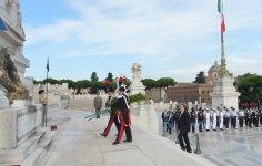 Azerbaijani president visits Tomb of Unknown Soldier in Rome (PHOTO)