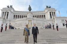 Azerbaijani president visits Tomb of Unknown Soldier in Rome (PHOTO)