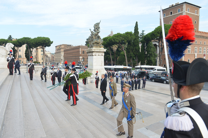 Azerbaijani president visits Tomb of Unknown Soldier in Rome (PHOTO)