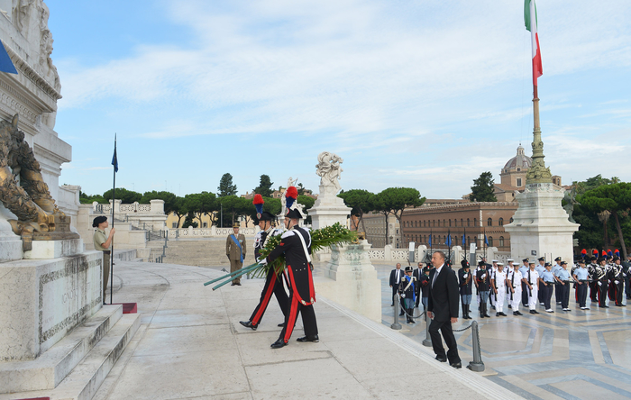 Azerbaijani president visits Tomb of Unknown Soldier in Rome (PHOTO)