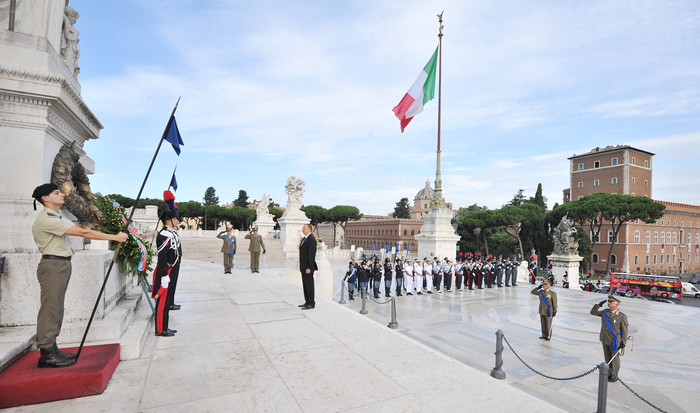 Azerbaijani president visits Tomb of Unknown Soldier in Rome (PHOTO)