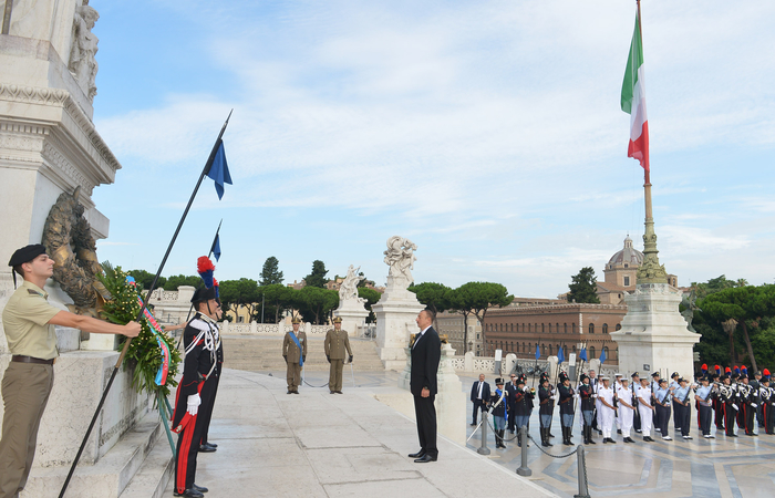 Azerbaijani president visits Tomb of Unknown Soldier in Rome (PHOTO)