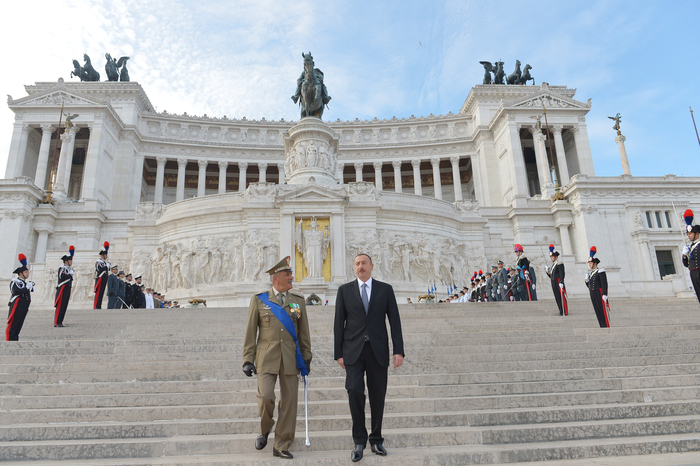 Azerbaijani president visits Tomb of Unknown Soldier in Rome (PHOTO)