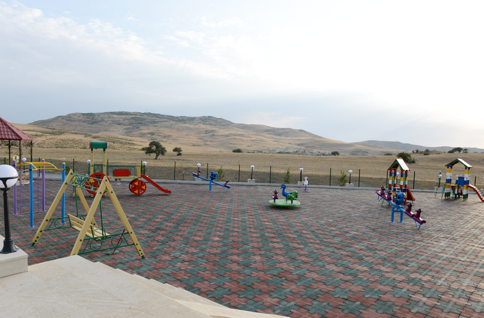 Azerbaijani president reviews 25 newly-built private houses in Khizi