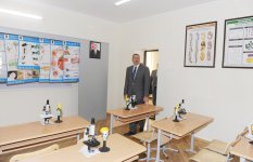 Azerbaijani president reviews new block of one of Baku schools after major repair