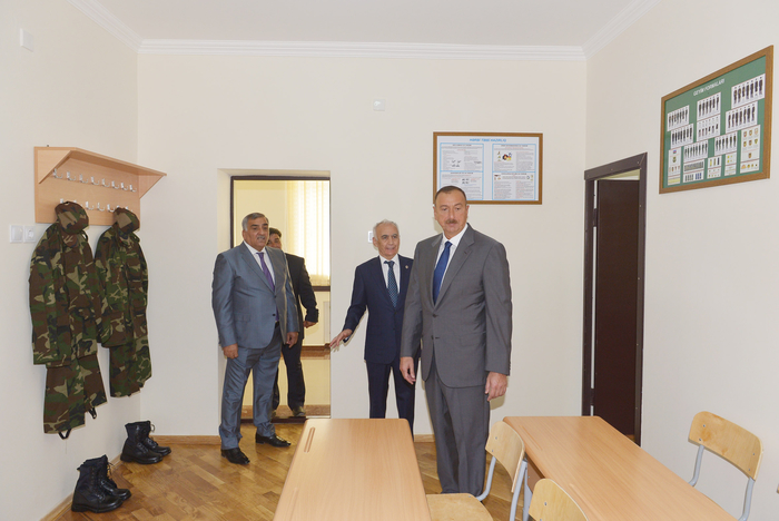 Azerbaijani president reviews new block of one of Baku schools after major repair