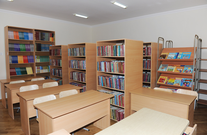 Azerbaijani president reviews new block of one of Baku schools after major repair