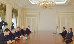 Azerbaijani president receives Israeli defense minister with delegation